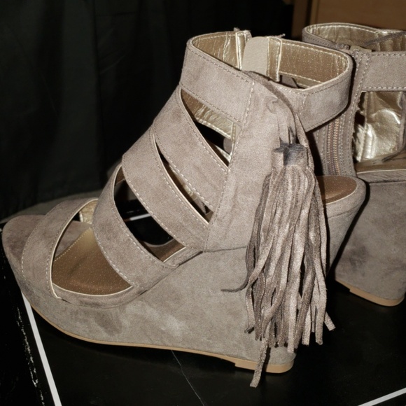 Qupid Women Suede Peep Toe Tassel Caged Wedge - Picture 6 of 8